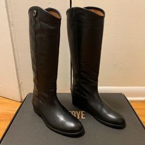 Frye Melissa Button 2 size 7.5 in Black